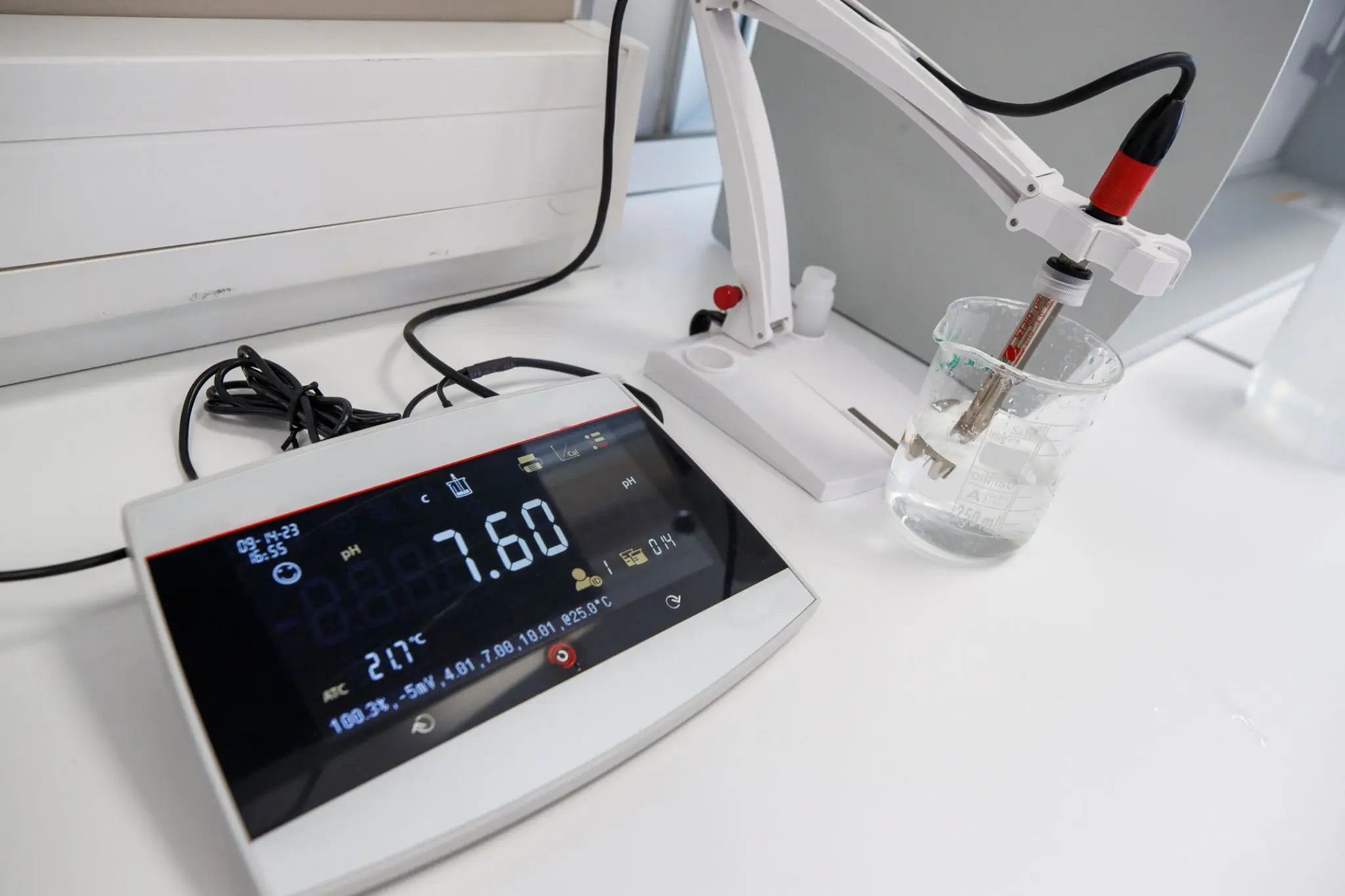 pH measurement device with display